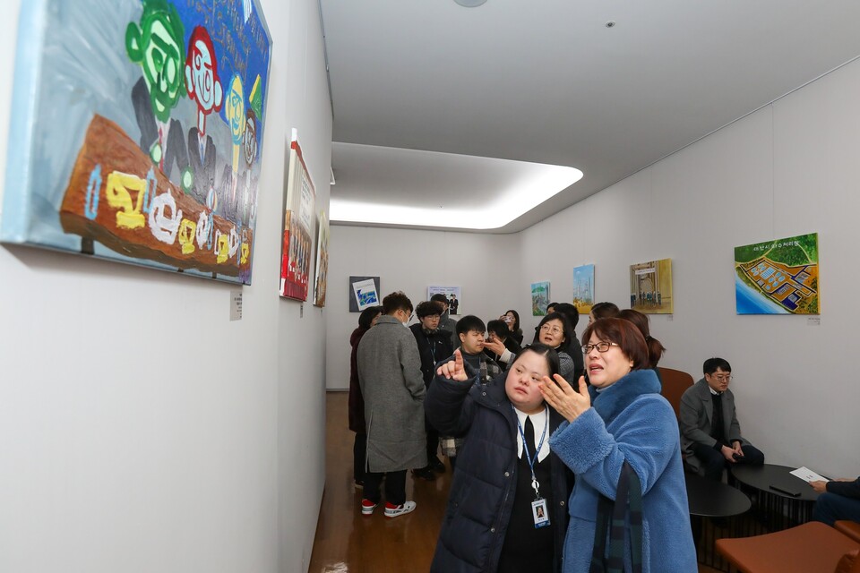 서울 종로구 현대엔지니어링 본사에서 지난 25일 현대엔지니어링이 장애인특별채용 직무로 채용한 장애인 미술작가와 그 부모들을 초청한 행사가 진행되고 있다. [사진제공=현대엔지니어링]