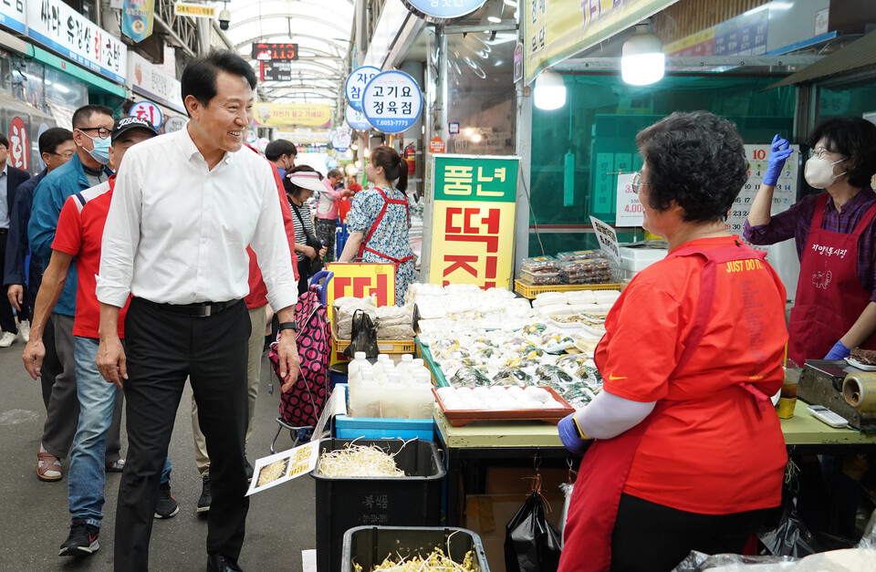 오세훈 서울시장이 지난해 9월 28일 서울 광진구 자양전통시장을 찾아 상인들과 이야기를 나누고 있다. [사진제공=뉴시스]