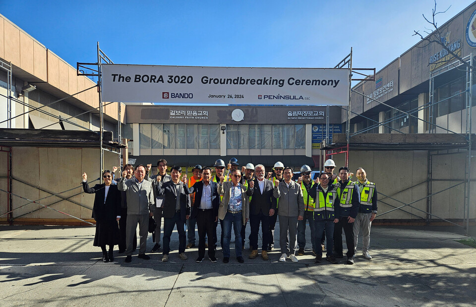 반도건설 권홍사 회장(가운데)이 미국 LA 2차 사업지 ‘The BORA 3020’ 착공식에 참석해 현지 직원들과 함께 기념사진을 찍고 있다. [사진제공=반도건설]