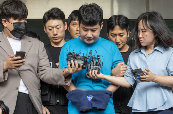 지난해 7월 28일 서울관악경찰서에서 검찰로 송치되고 있는 조선. [사진제공=뉴시스]
