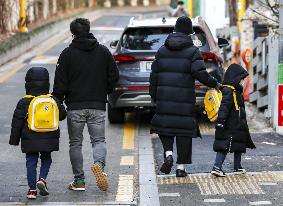 어린이들이 서울 소재 한 어린이집으로 등원하고 있다. [사진제공=뉴시스]<br>