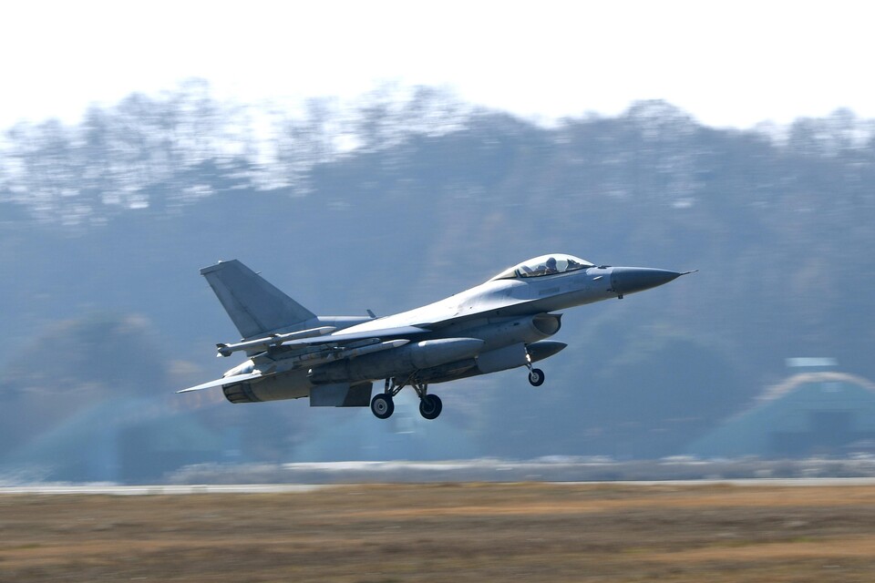  F-16 전투기가 훈련 참가를 위해 활주로에서 이륙하고 있다. [사진제공=뉴시스]