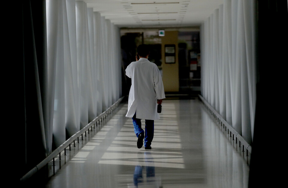 서울 서초구 소재 모 병원에서 한 의료진이 걸어가고 있다. [사진제공=뉴시스]