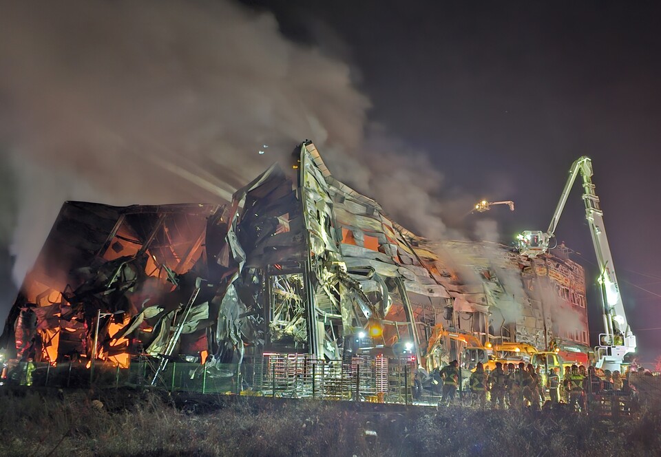 경북 문경시 한 공장에서 지난 31일 오후 화재가 발생해 4층 건물 전체가 불타고 있다. [사진제공=뉴시스]