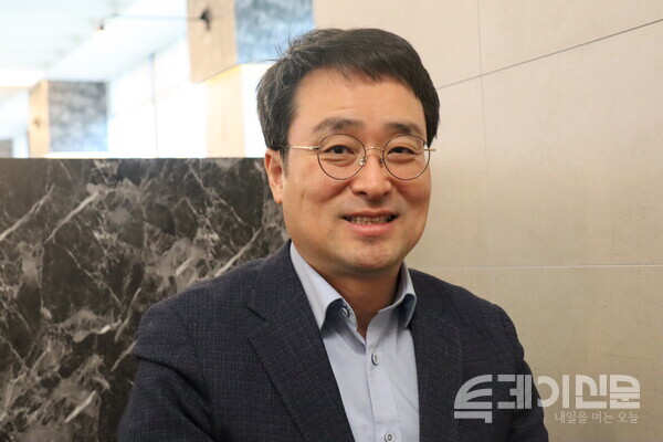 용인정에 출마 선언을 한 더불어민주당 이헌욱 예비후보가 인터뷰를 하고 있다.&nbsp;ⓒ투데이신문<br>