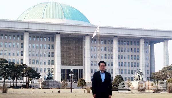 용인정에 출마 선언을 한 더불어민주당 이헌욱 예비후보가 국회의사당 앞에서 기념사진을 촬영하고 있다.&nbsp;ⓒ투데이신문<br>