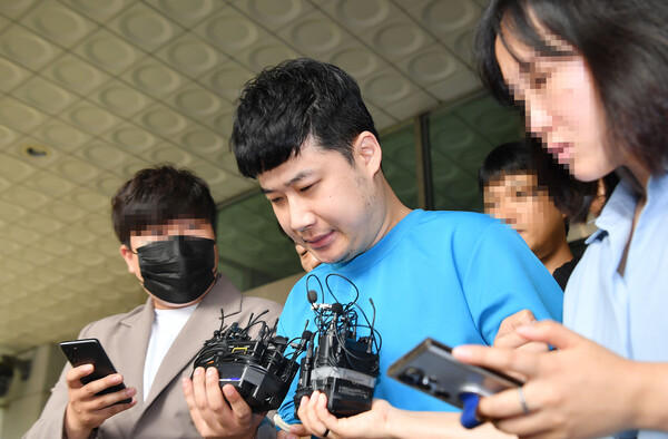 피의자 조선(34)이 지난해 8월 28일 서울 관악구 서울관악경찰서에서 검찰로 송치되고 있다. [사진제공=뉴시스]