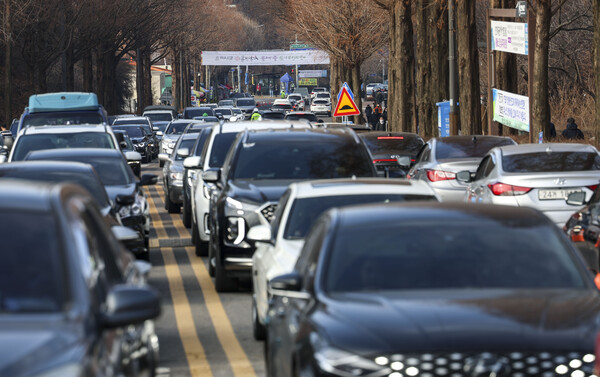 지난 4일 성묘객들의 차량으로 붐비고 있는 인천 부평구 인천가족공원 입·출구&nbsp;[사진제공=뉴시스]