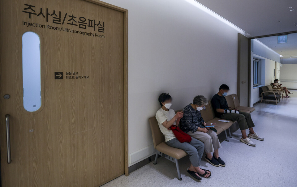 서울 소재 모 병원에서 시민들이 진료를 기다리며 의자에 앉아 있다. [사진제공=뉴시스]