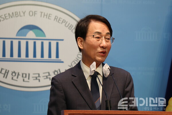무소속 이원욱 의원이 5일 오전 서울 여의도 국회 소통관에서 기자회견하고 있다.&nbsp;ⓒ투데이신문