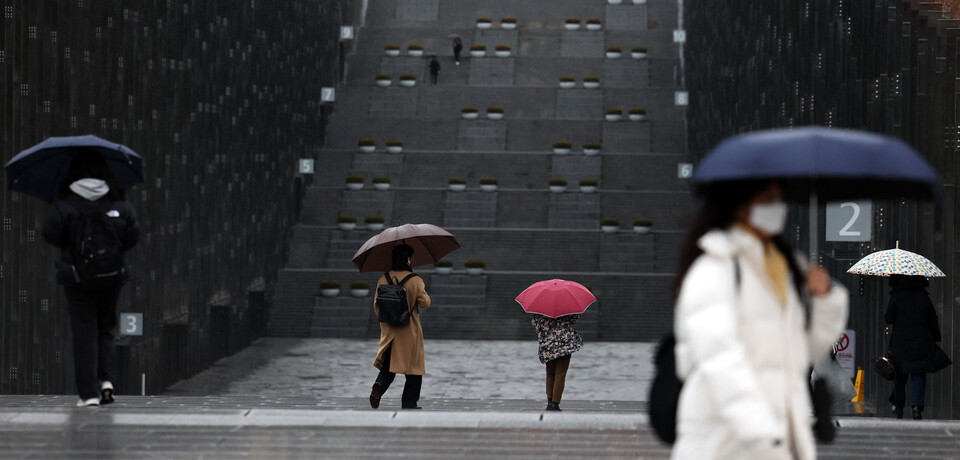 서울 소재 모 대학교 캠퍼스에서 우산을 쓴 학생들이 발걸음을 재촉하고 있다.  [사진제공=뉴시스]