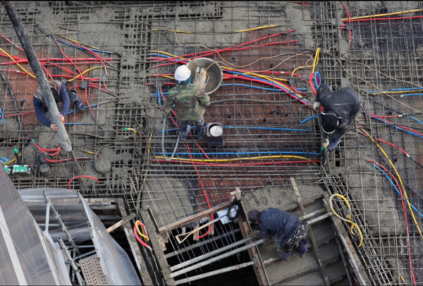 지난달 26일 오후 서울의 한 근린생활시설 건설현장에서 근로자가 작업을 하고 있다. [사진제공=뉴시스]