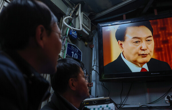 지난 7일 오후 서울 종로구 신진시장에 위치한 가게에서 시민들이 윤석열 대통령의 KBS 신년대담 방송을 지켜보고 있다. [사진제공=뉴시스]