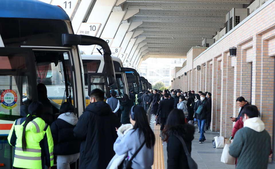 서울고속버스터미널에서 귀성객들이 버스를 기다리고 있다.&nbsp; [사진제공=뉴시스]<br>