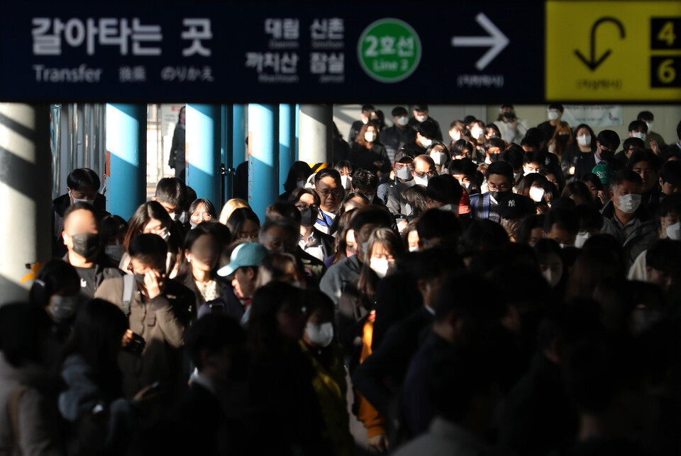 서울 구로구 신도림역에서 승객들이 이동하고 있다. [사진제공=뉴시스]<br>