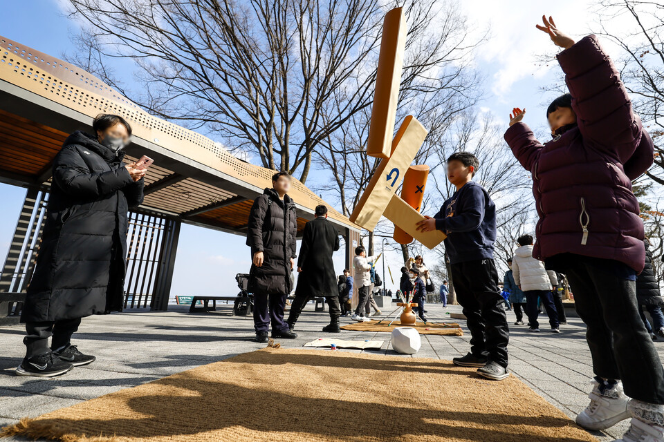 설 연휴 첫날인 지난 9일 서울시 중구 남산공원에서 시민들이 윷놀이 등 전통놀이를 즐기고 있다. [사진제공=뉴시스]