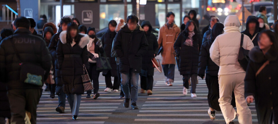 서울시 중구 명동에서 지난달 24일 퇴근하는 직장인 등 시민들이 길을 걷고 있다. [사진제공=뉴시스]