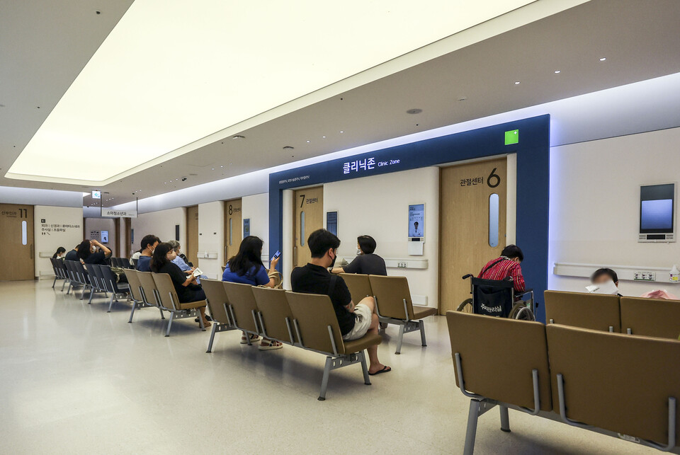 지난해 7월 서울시 한 병원에서 시민들이 진료를 받기 위해 기다리고 있다. [사진제공=뉴시스]