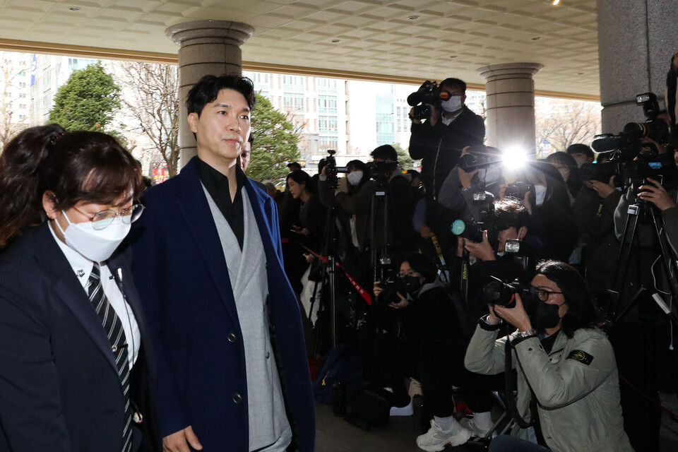 방송인 박수홍씨가 지난해 3월 15일 서울 마포구 서부지방법원에서 진행된 친형 부부의 횡령 등 혐의 4차 공판에 증인으로 출석하고 있다. [사진제공=뉴시스]