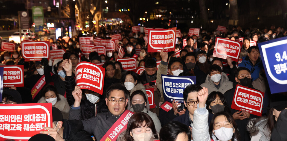 의사들이 지난 15일 오후 서울 용산구 대통령실 앞에서 의대정원증원 필수의료패키지 저지를 위한 궐기대회를 열고 있다. [사진제공=뉴시스]