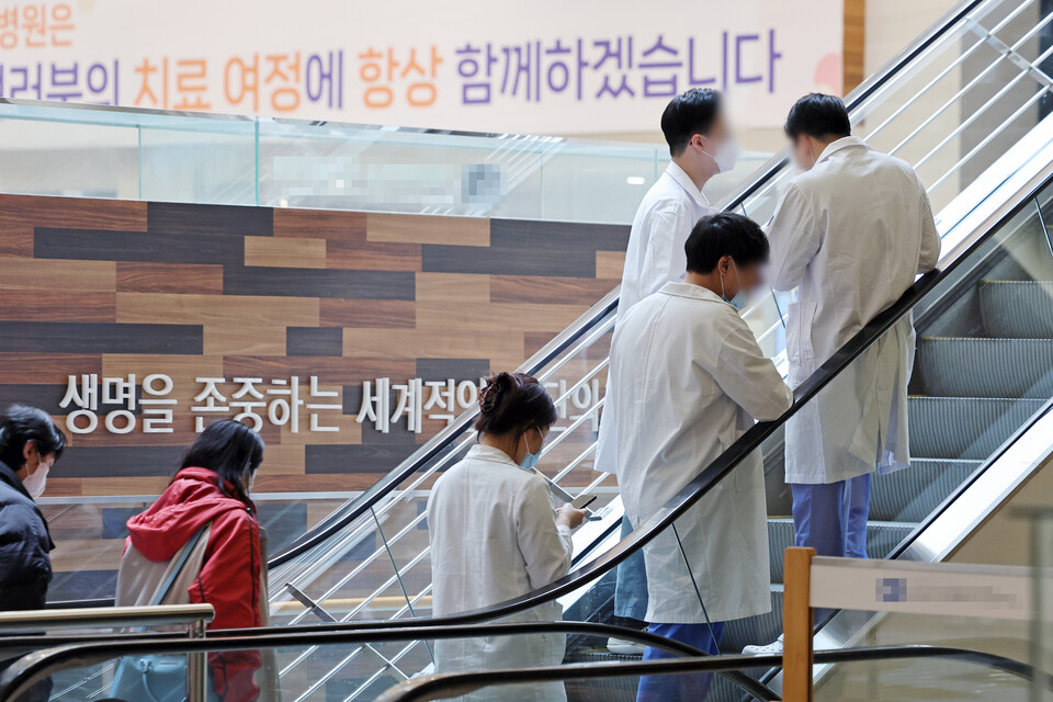 서울 소재 모 대학병원에서 의료진이 이동하고 있다. [사진제공=뉴시스]