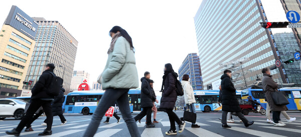 지난해 12월 서울 광화문 네거리에서 직장인들이 출근을 위해 걸음을 옮기고 있다. [사진제공=뉴시스]