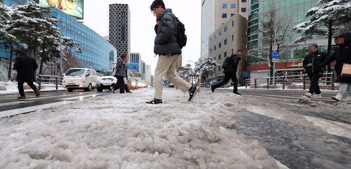 전국에 눈이 많이 내린 22일 오전 서울 중구 도로에 쌓인 눈.[사진출처=뉴시스]<br>