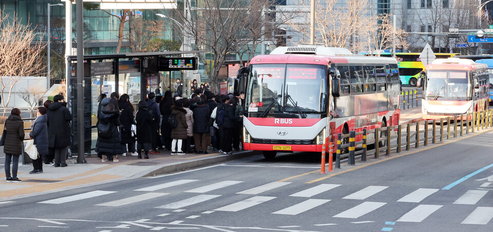 지난달 12일 서울시 중구 ‘남대문세무서, 서울백병원’ 정류소에서 시민들이 광역버스에 탑승하고 있다. [사진제공=뉴시스]