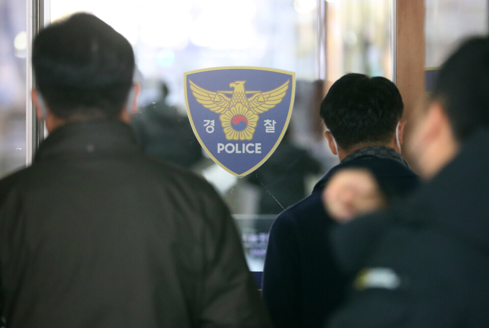 지난해 1월 18일 서울 종로구에 위치한 서울경찰청사로 관계자들이 입장하고 있다. [사진제공=뉴시스]