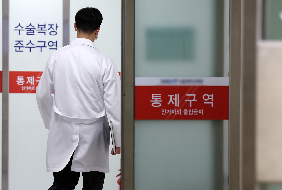 서울 소재 모 대형병원에서 의사가 수술실로 들어가고 있다.  [사진제공=뉴시스]
