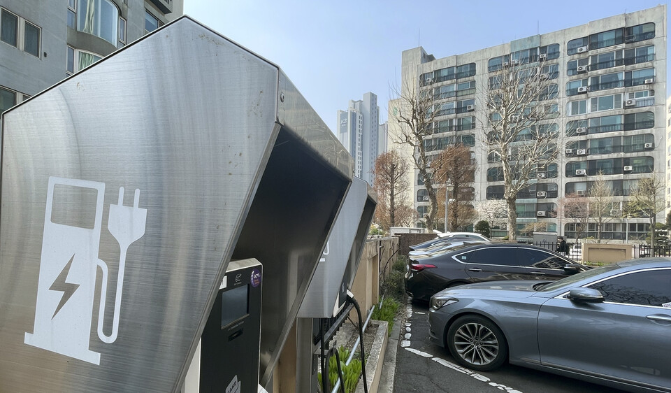 서울 한 아파트 단지에 전기차 충전기가 설치돼 있다. [사진제공=뉴시스]<br>