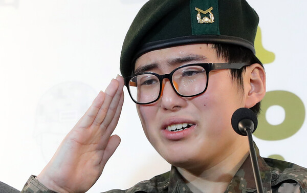 지난 2020년 1월 22일 서울 마포구 군인권센터에서 변 하사가 육군의 전역 결정에 대한 긴급 기자회견을 하고 있다. [사진제공=뉴시스]