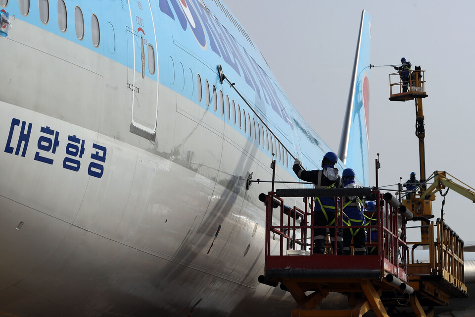 인천 중구 대한항공 정비 격납고에서 관계자들이 봄맞이 보잉 B747-8i 항공기 세척을 하고 있다. [사진제공=뉴시스]