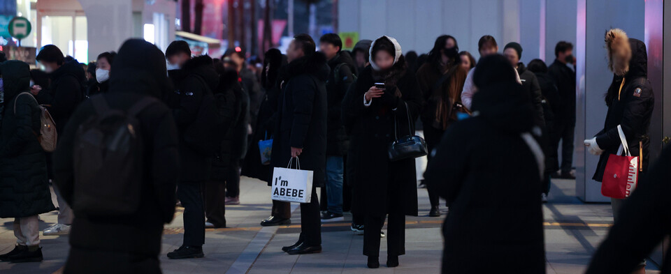 지난달 24일 오후 서울 중구 명동에서 퇴근하는 직장인 등 시민들이 버스를 기다리고 있다. [사진제공=뉴시스]