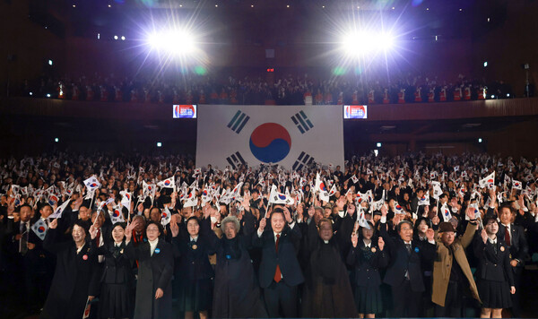 제105주년 3·1절 기념식에서 윤석열 대통령과 참석자들이 만세삼창을 하고 있다. [사진출처=뉴시스]