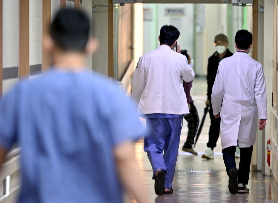 광주 소재 모 대학병원 복도에서 의료진이 걸어가고 있다.  [사진제공=뉴시스]