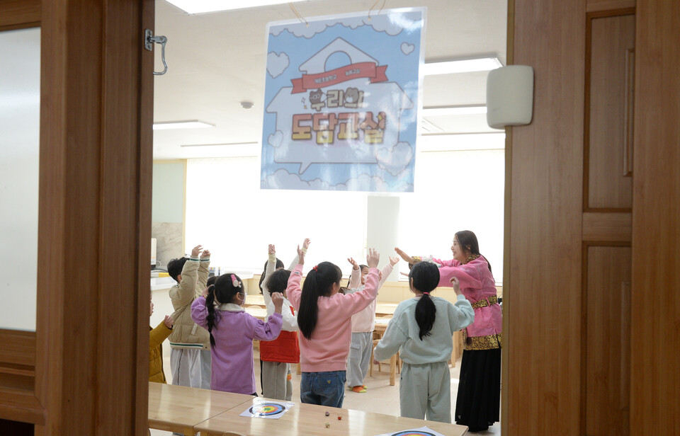 4일 울산 남구 소재 모 초등학교 교실에서 학생들이 늘봄학교 프로그램에 참여하고 있다. [사진제공=뉴시스]