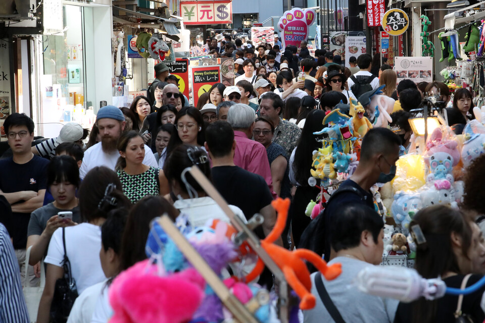 서울 중구 명동거리에 외국인 관광객과 시민들로 붐비고 있다. [사진출처=뉴시스]