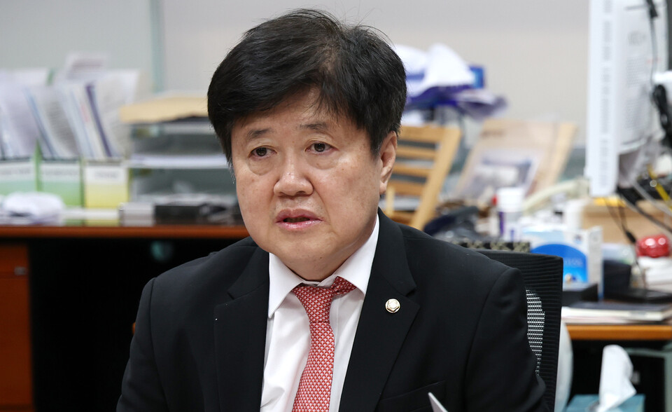 유경준 국민의힘 의원이 6일 오후 서울 여의도 국회에서 제22대 총선 공천과 관련 기자회견을 하고 있다. [사진제공=뉴시스]