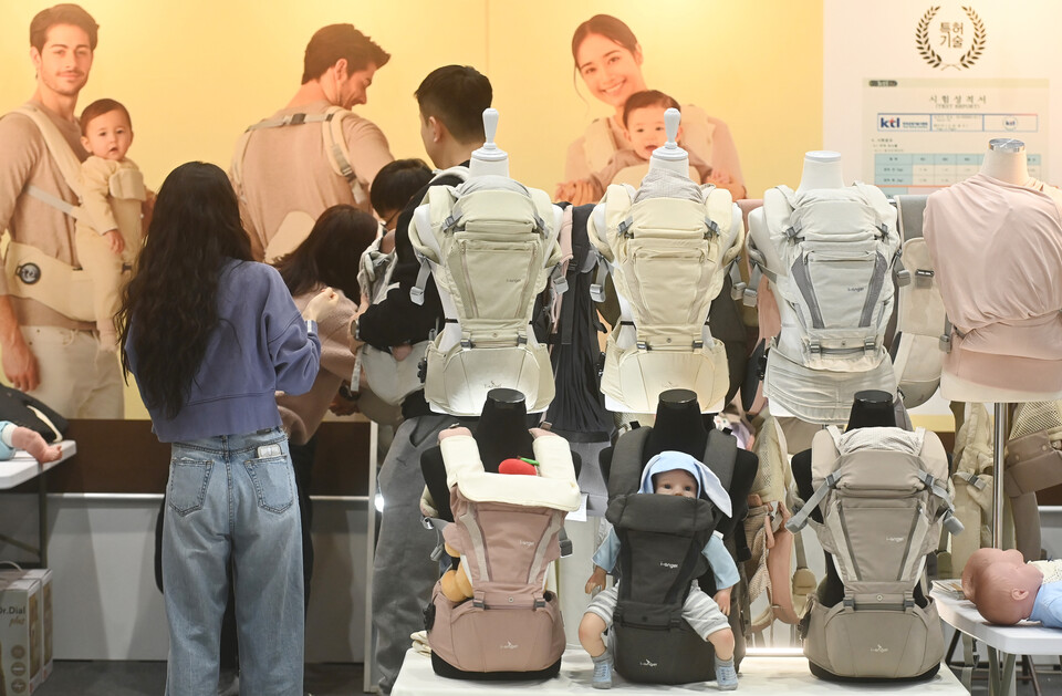 지난 1월 19일 경기도 수원시 권선구 수원메쎄에서 개최된 코베 베이비페어&유아교육전을 방문한 관람객들이 육아용품을 살펴보고 있다. [사진제공=뉴시스]