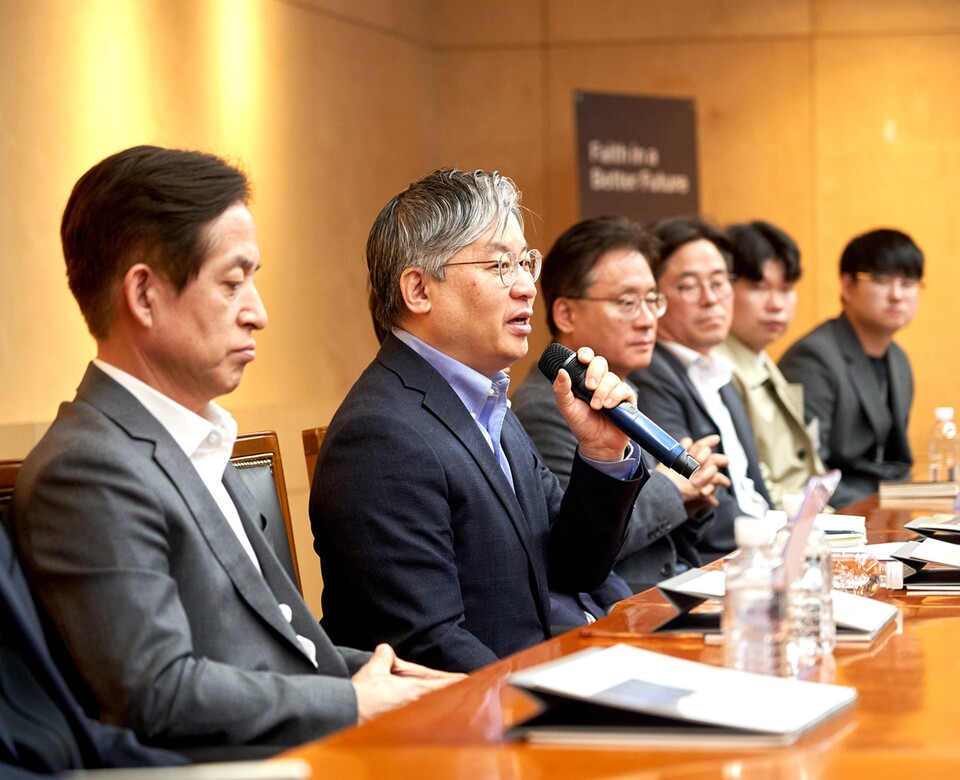 HDC현대산업개발 최익훈 대표이사(사진 왼쪽에서 두 번째)가 지난 6일 서울 용산 본사에서 신입사원들과 함께한 비전토크 간담회에서 발언하고 있다. [사진제공=HDC현대산업개발]