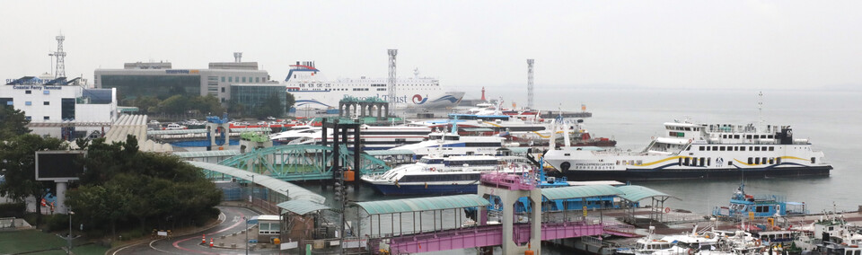 인천항 연안여객터미널 부두에 여객선들이 정박해 있다. [사진제공=뉴시스]<br>