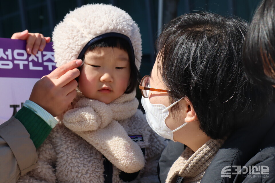 어머니 김지예(38)씨는 아이를 바라보고, 아버지 정민구(45)씨는&nbsp; 그의 머리칼을 정리해주고 있다.&nbsp;ⓒ투데이신문