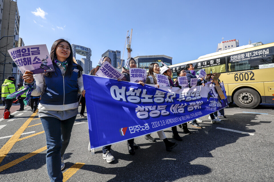 세계 여성의 날인 8일 서울 종로구 보신각에서 3.8여성파업대회를 끝낸 참가자들이 민주노총 세계여성의날 정신 계승 전국노동자대회를 위해 대학로 방향으로 걸어가고 있다. [사진제공=뉴시스]