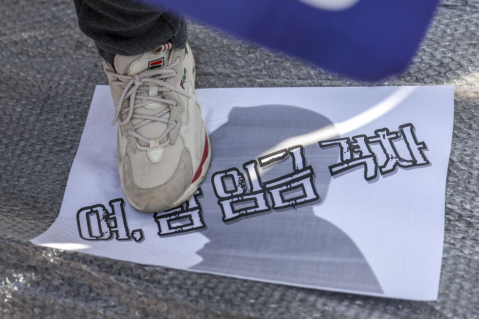 세계 여성의 날인 8일 서울 종로구 대학로에서 진행된 민주노총 세계여성의날 정신 계승 전국노동자대회에서 참가자들이 억압과 차별의 뽁뽁이 밟기 퍼포먼스를 선보이고 있다. [사진제공=뉴시스]