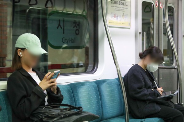 지난해 4월 시민들이 서울 지하철 2호선을 이용하고 있다. 위 사진은 기사와 직접 관련 없음. [사진제공=뉴시스]