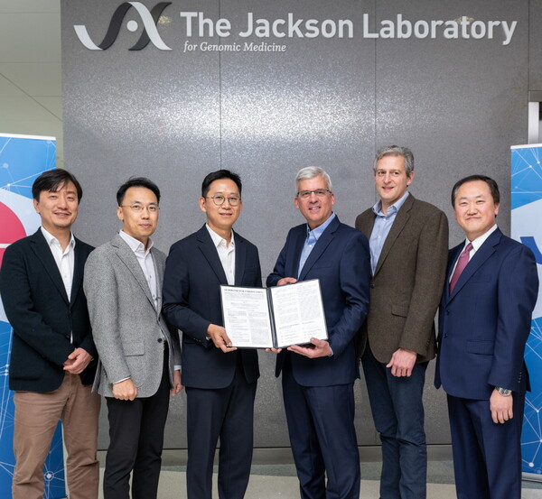 LG AI연구원과 잭슨랩이 공동연구개발 업무협약을 맺고 기념 사진을 촬영하고 있다. [사진제공=LG]