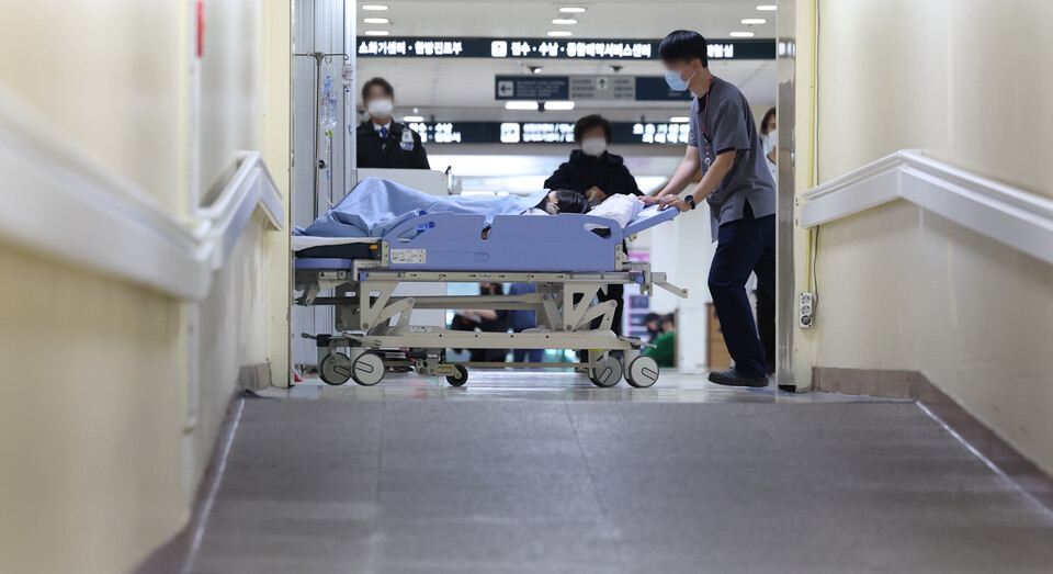 지난 11일 서울에 위치한 한 병원에서 의료진이 환자를 이송하고 있다. [사진제공=뉴시스]<br>