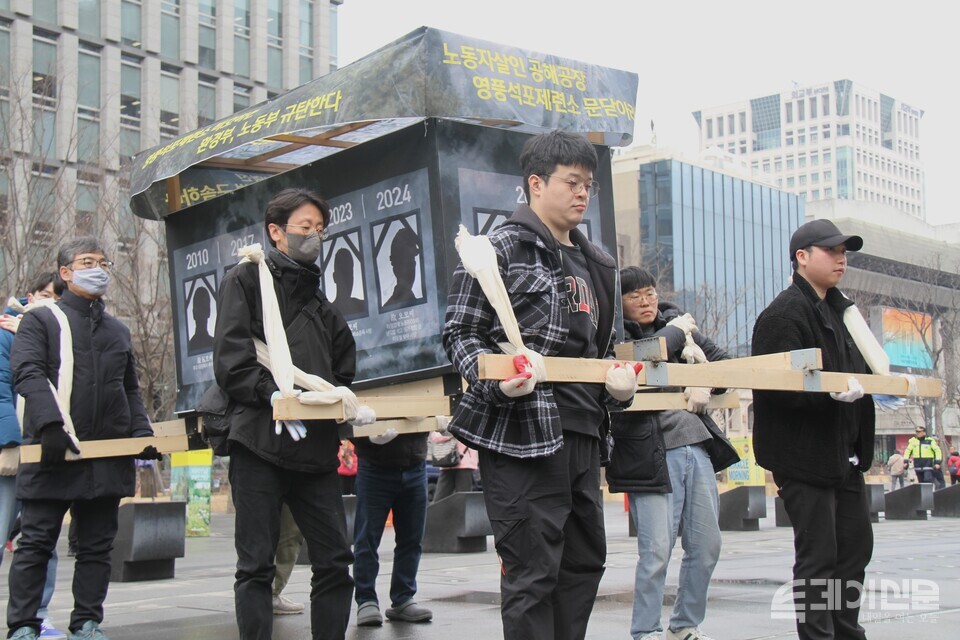 12일 서울 광화문 광장에서 영풍석포제련소에서 사망한 노동자들에 대한 추모와 함께 제련소 폐쇄를 촉구하는 장례캠페인이 펼쳐지고 있다. 이들이 지고 있는 상여에는 지난 2017년부터 사망한 노동자들의 사고 경위가 적혀 있다. ⓒ투데이신문