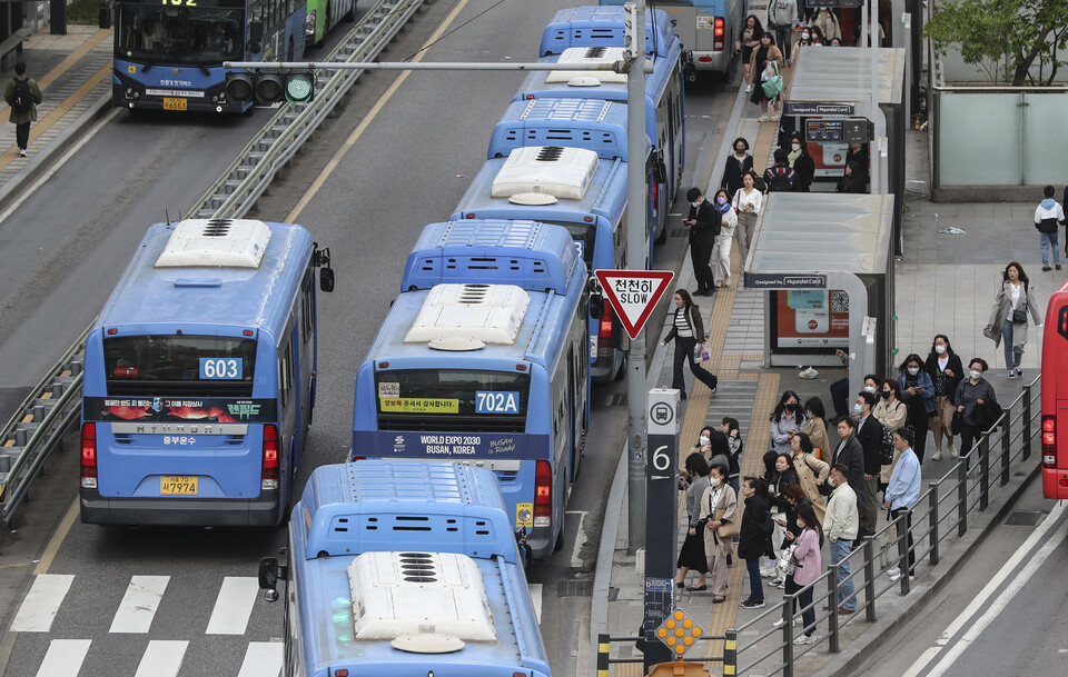 서울 용산구 서울역 버스환승센터에서 승객을 태운 시내버스들이 이동하고 있다. 2023. 04. 24. [사진제공=뉴시스]